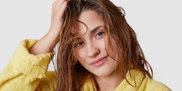 Doit-on appliquer sa coloration sur cheveux secs ou humides ? 