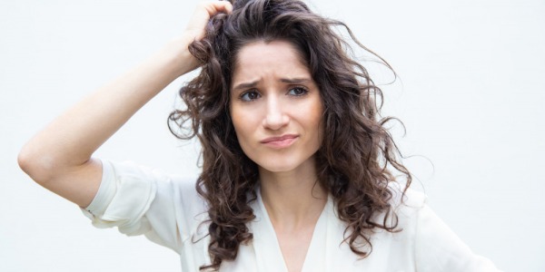 Comment soulager un cuir chevelu qui gratte ?
