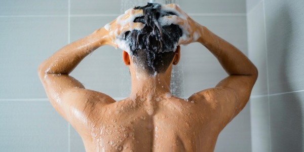 Comment se laver les cheveux pour enlever les pellicules ?